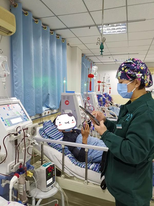 五点钟的透析大厅里,护士姐妹们忙着安装管路,预充,工作紧张而又有序