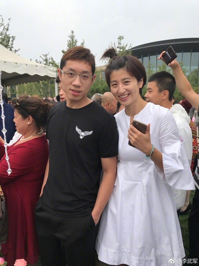 许昕携漂亮媳妇拜年手拿糖葫芦姚彦笑容甜美子女双全太幸福