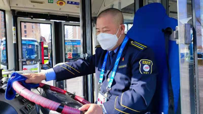 北京公交冬奥b2车队驾驶员杜亚东:除夕"忙接单"接送运动员_腾讯新闻