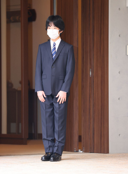 纪子妃爱用手语和儿子交流,悠仁亲王使用助听器才能改善听力?