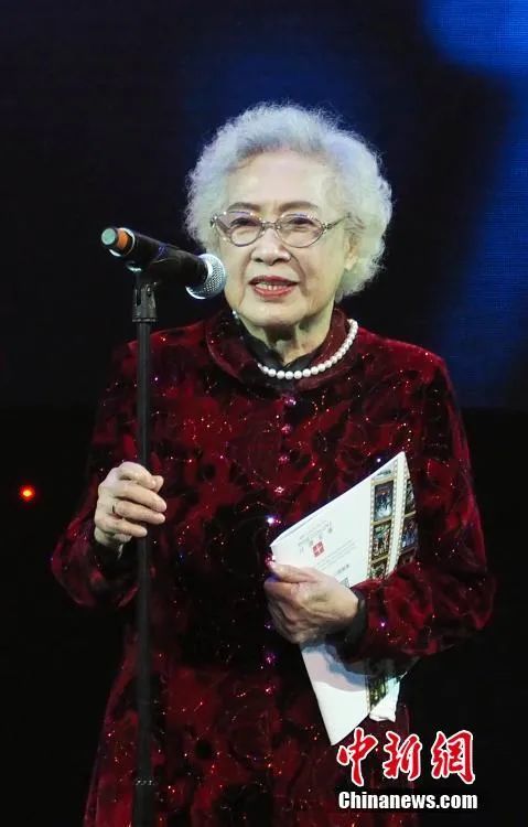 中新社记者 毛建军 摄1月31日,著名表演艺术家秦怡迎来百岁生日,祝