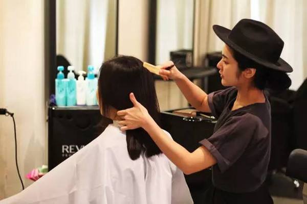 138元找首席理发师剪发理完后女孩崩溃大哭这还怎么出去见人