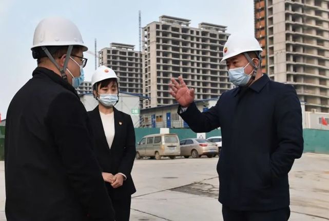 1月27日,油田公司执行董事,党委书记修景涛来到油田改善房石油·海