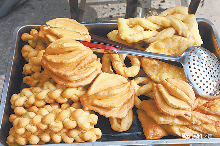 新馍馍出锅,土族人载歌载舞庆祝丰收,祈愿来年风调雨顺.来源:青海日报