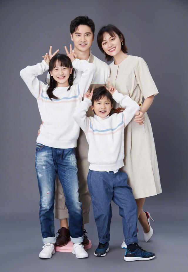 田亮除夕晒全家福一家四口花式摆拍自称复制粘贴组合