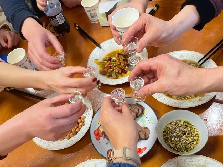 年夜饭热热闹闹地吃一顿团圆饭家家户户都要齐聚一堂在这