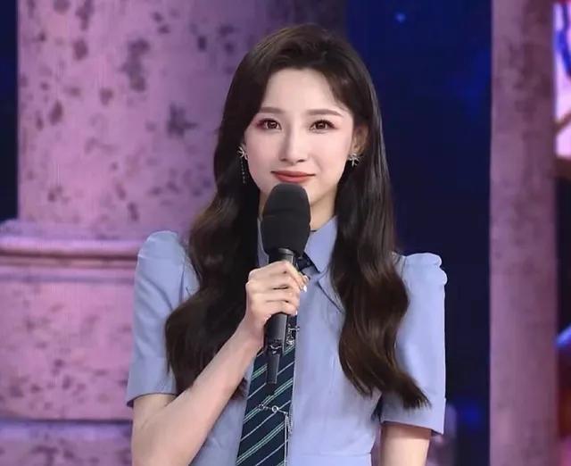 魔鬼身材马凡舒首次主持春晚被誉为董卿接班人