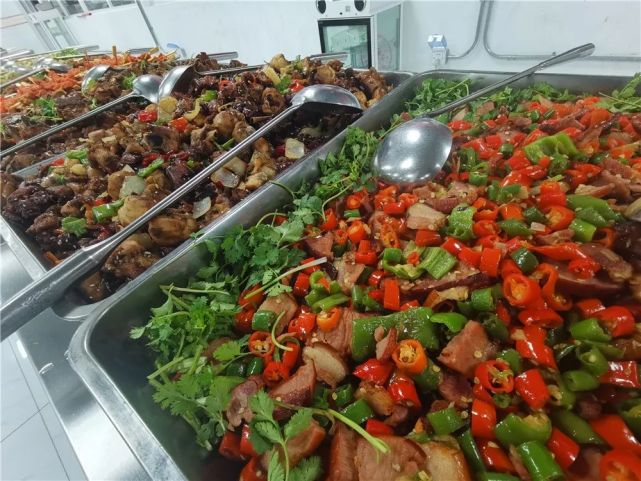 军营里的年夜饭,倍儿香!