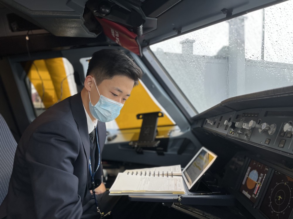 网红上铺小哥成为了新机长安全驾驶比走红更重要