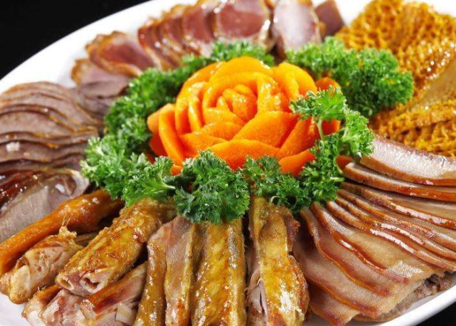 新年里分享一款孩子爱吃的卤煮拼盘荤素搭配吃一次念念不忘