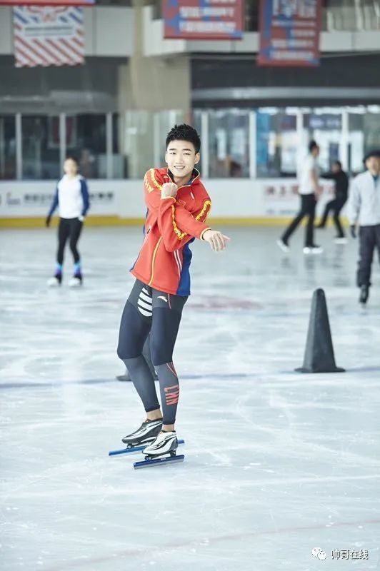 紧身运动服 冰鞋,就是速度滑冰运动员高亭宇.这位阳光帅气的小伙子
