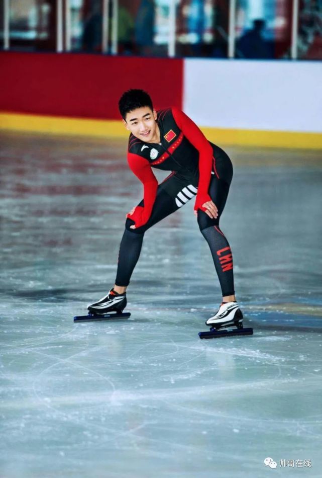 紧身运动服 冰鞋,就是速度滑冰运动员高亭宇.这位阳光帅气的小伙子