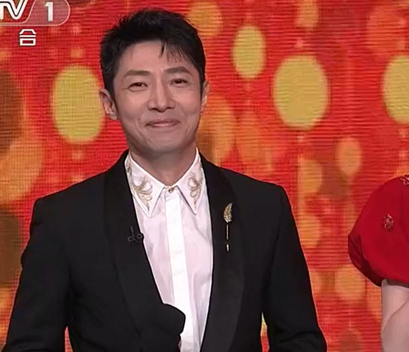 春晚逗趣瞬间陈宝国抠鼻子被抓拍邓超跳出画撒贝宁嘴瓢自嘲