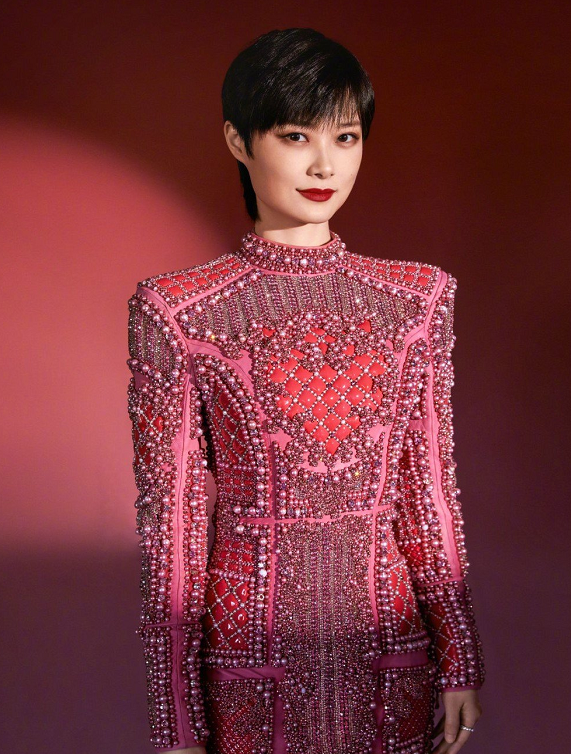 央视春晚明星妆发张小斐大衣被种草沈腾汤姆猫撞造型