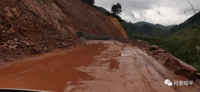 希望这条修了三,四年的二级路早日完工.