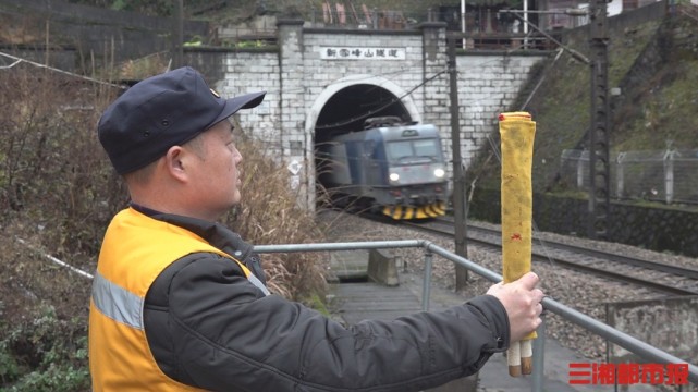 雪峰山隧道的除夕坚守:连续十年用一盏孤灯照亮万家团圆路