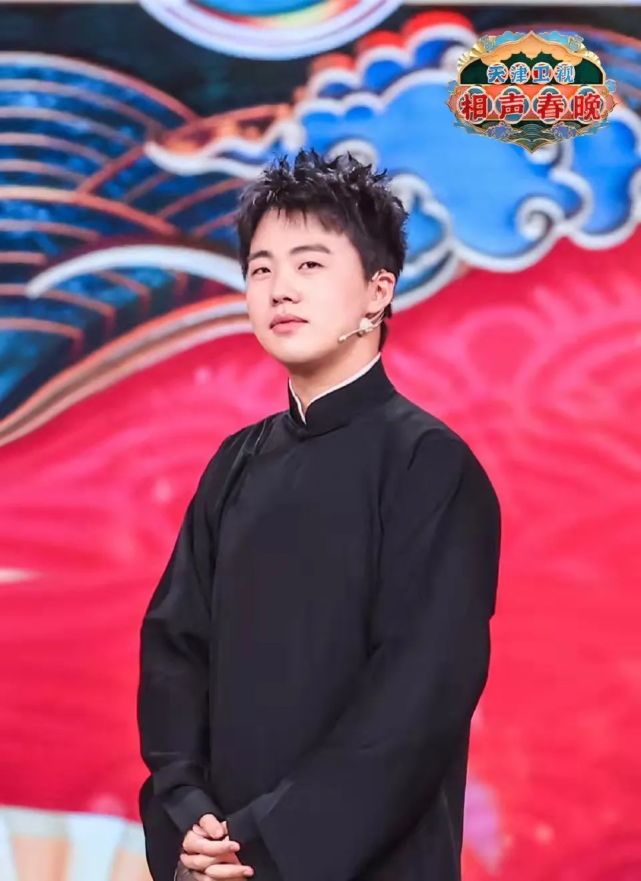 王惠复出登天津春晚!戴超大红宝石戒指吸睛,与郭麒麟同台获支持