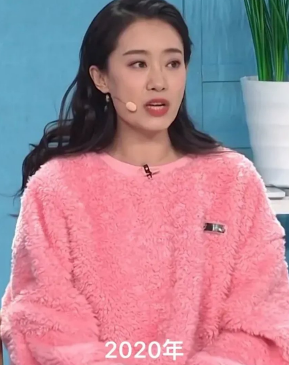 张小斐穿万元大衣演小品身形骨感堪比衣架子播出10分钟卖断货