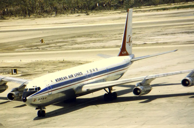 导弹袭击使一架707飞机降落在结冰的湖面上