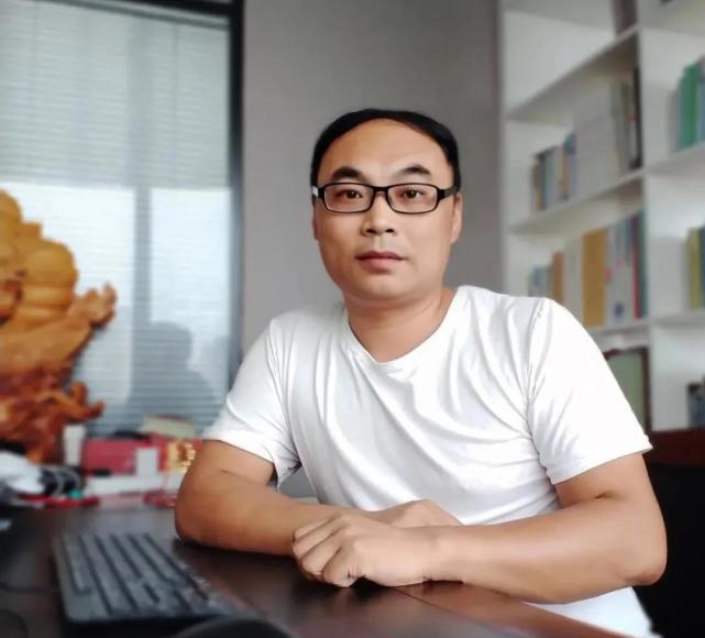 萧忆,本名李阳阳.1988年生于陕北佳县,毕业于陕西教育学院.