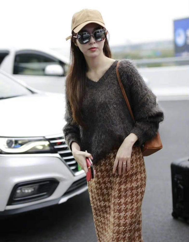 唐嫣身材好又会穿深灰色毛衣千鸟格半身裙气质时尚两手抓