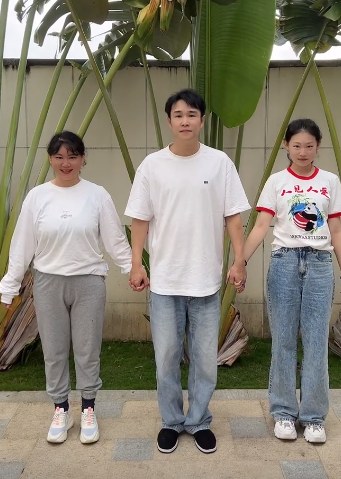 小沈阳携妻女同框跳舞庆虎年 三个人舞姿欢快超可爱