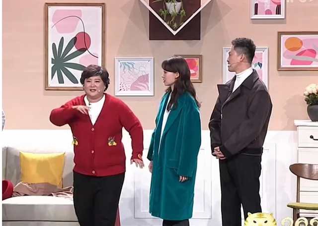 紧接着贾玲登场了,这个小品主要讲述,婆婆和儿媳妇之间的那些事,最初