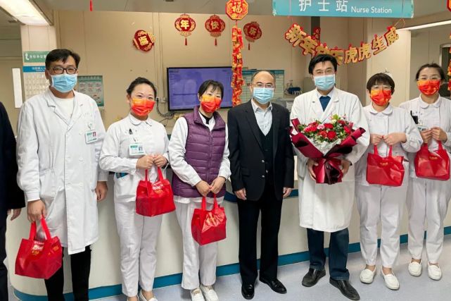 放疗科慰问鸿运当头步步高升副院长任武在门诊医技楼,中西医结合科