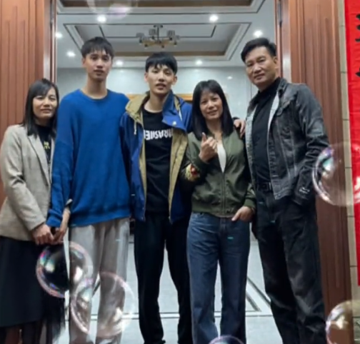 徐杰全家福曝光弟弟比徐杰高太多本人像妈妈女友未一起过年