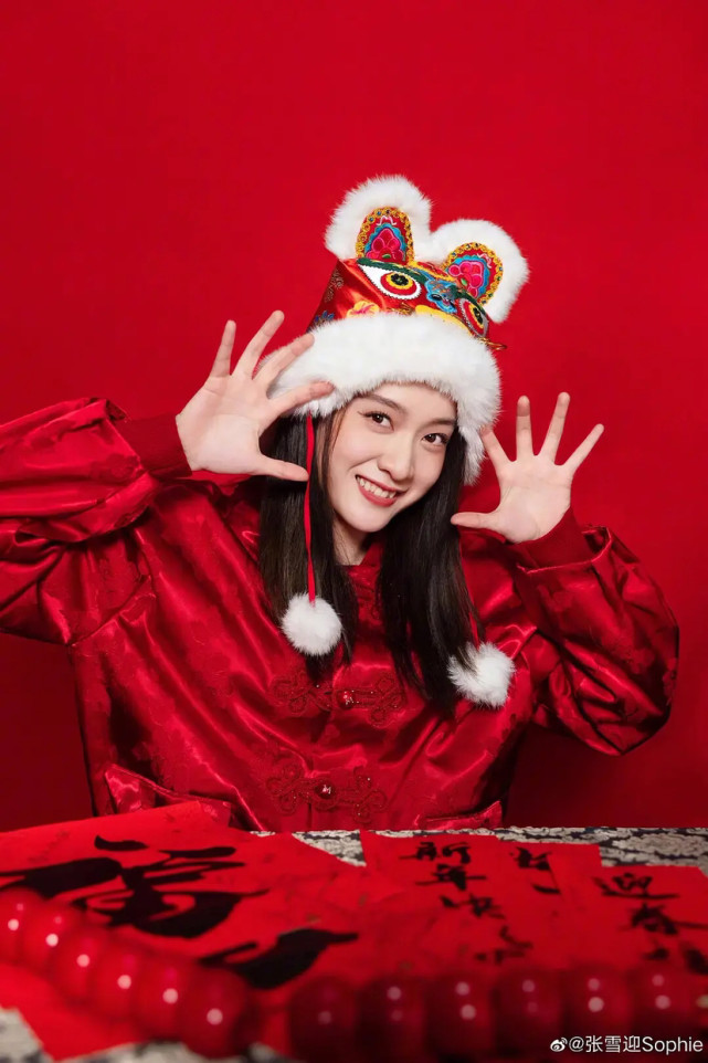 女明星大年初一给大家拜年来了新的一年也要美美美