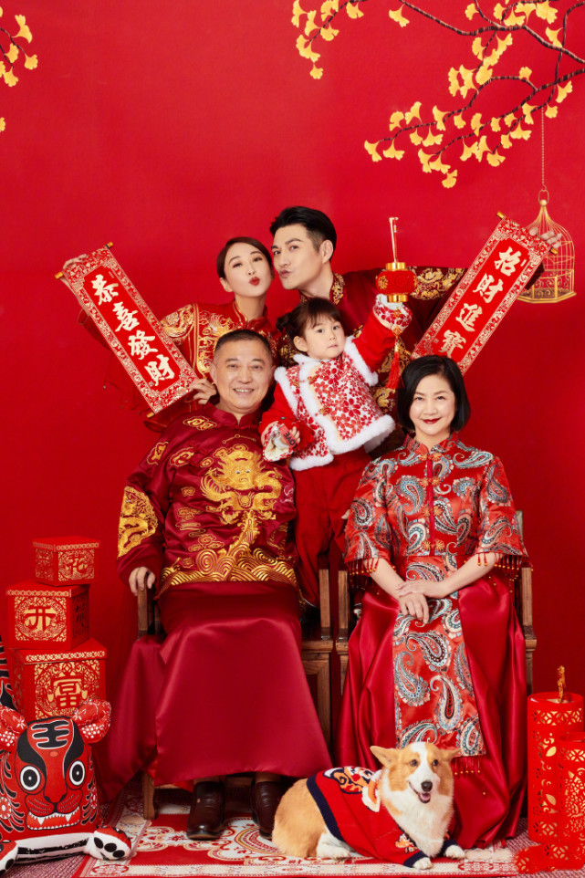 严屹宽晒全家福拜年一家五口穿中国红喜气洋洋3岁小肉肉萌翻
