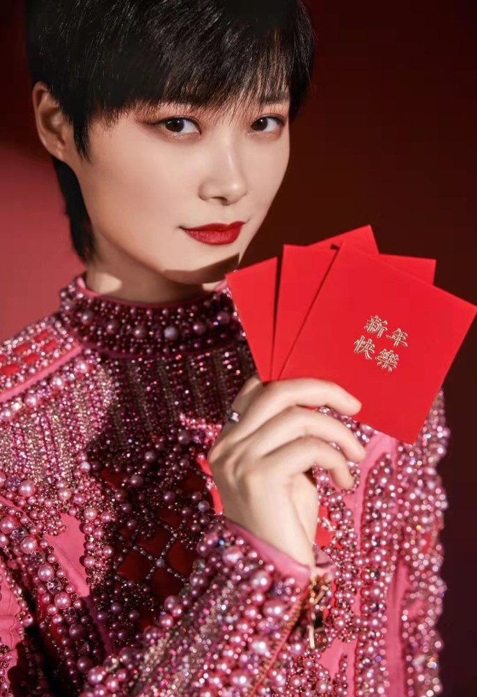 李宇春春晚变身性感芭比穿11斤重定制连衣裙秀110厘米大长腿