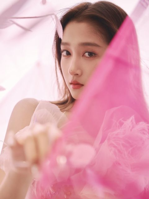 关晓彤穿淡粉色礼服裙长发披肩宛如花仙子