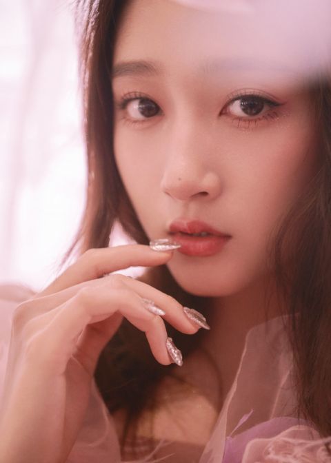 关晓彤穿淡粉色礼服裙长发披肩宛如花仙子