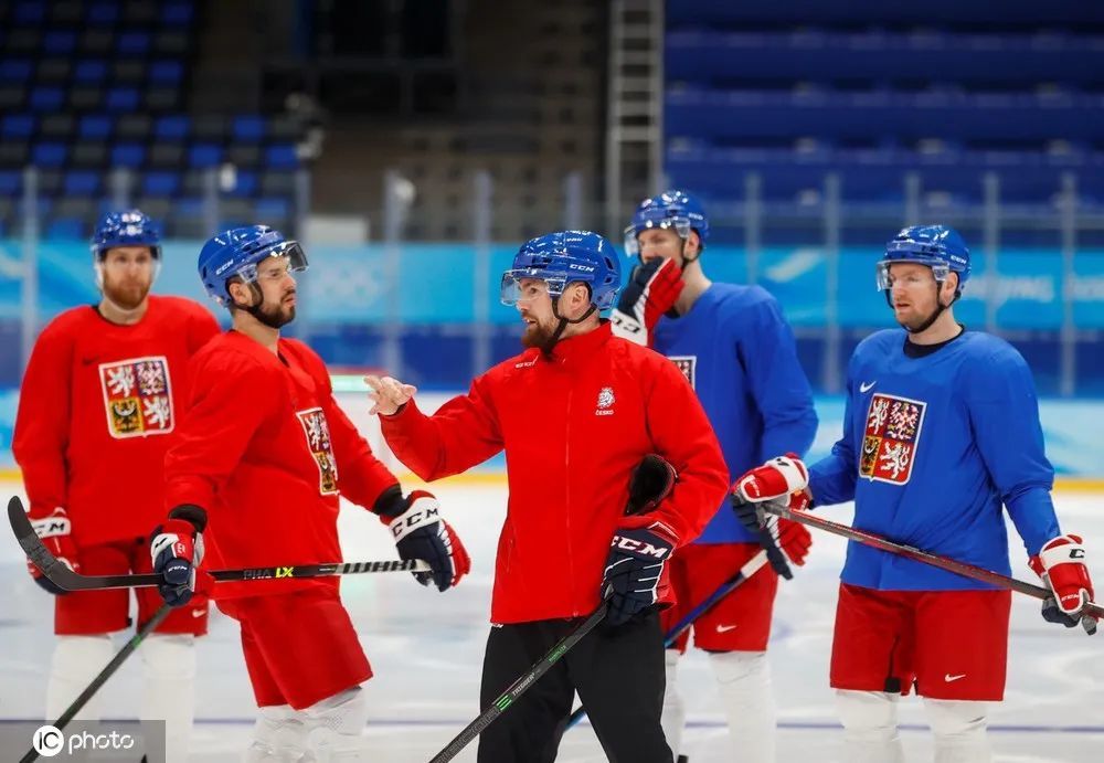 世界上就有着不同形式的冰上球类游戏,如荷兰的"科尔芬",北美的"欣尼"