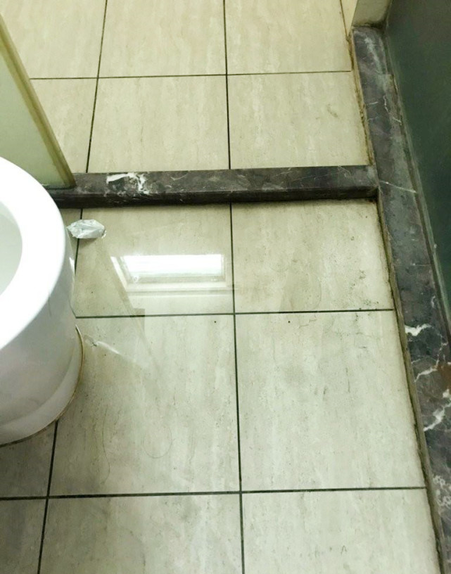 修好以后工人也很开心,站在厕所里和我吹牛说:"这种问题,就得慢慢排查