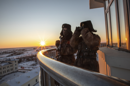 哨兵坚守战位,执行观察勤务.