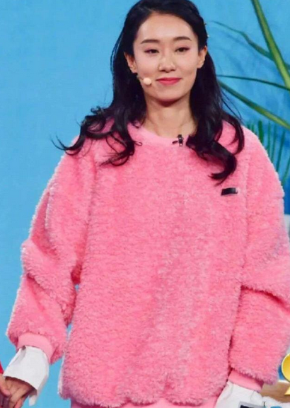 春晚真精彩任鲁豫55秒看表6次精准卡点张小斐大衣上热搜