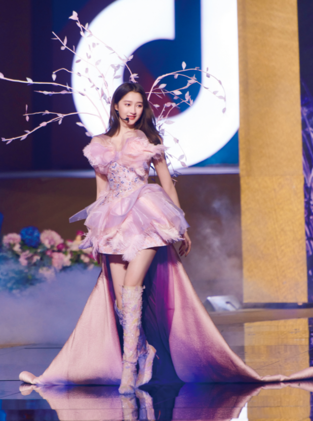 关晓彤春晚造型太性感穿短裙露一截白净腿身体涂亮粉皮肤闪光