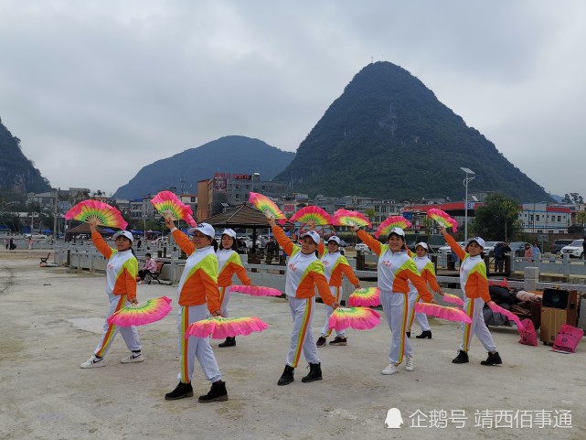 图为2月1日(大年初一),靖西市化峒镇群众在该镇湿地公园品美食,唱山歌