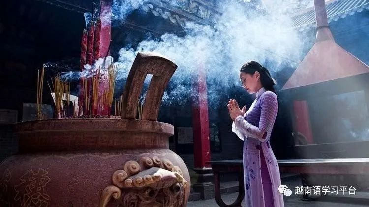 越南人年初去寺廟燒香祈福的美好習俗_騰訊新聞