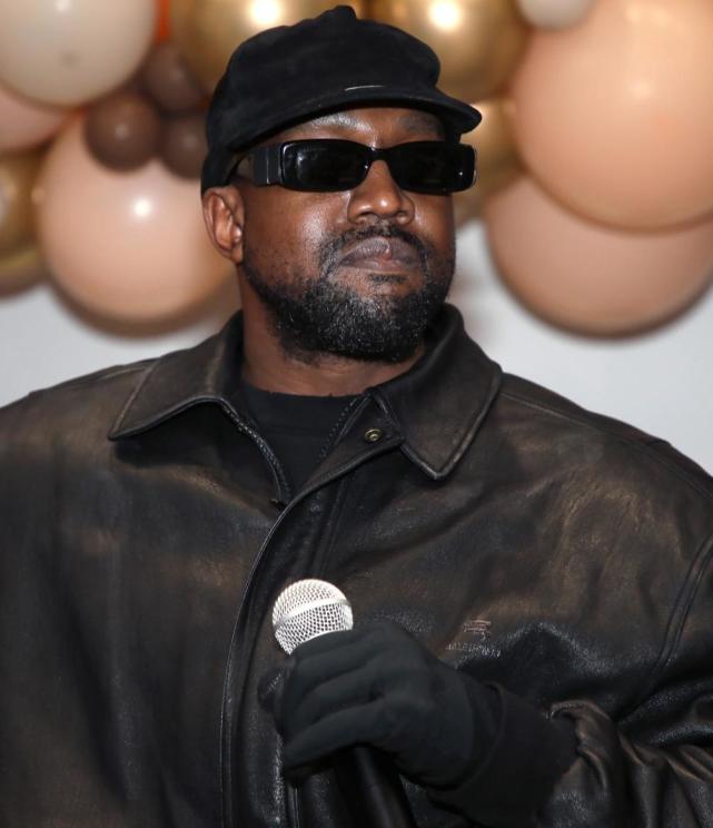 金卡戴珊在朋友婚礼上争抢手捧花网友称暗示皮特戴维森有多恨嫁