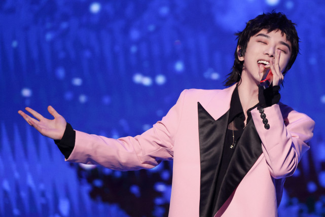 华人春晚华晨宇身穿粉西服温暖献唱新歌超好听