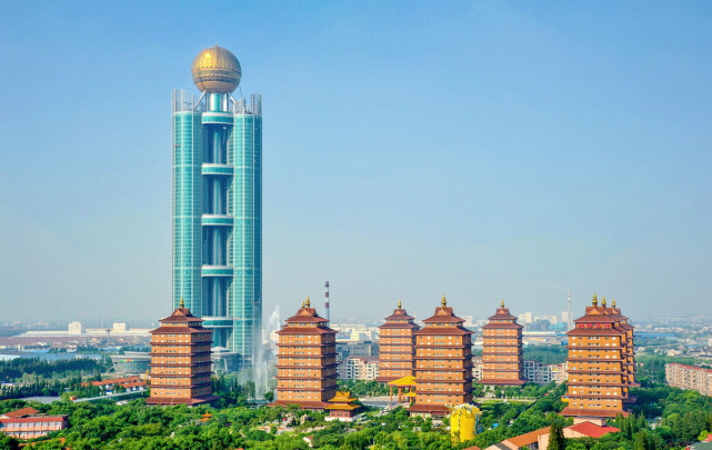 全国九大土豪村,江阴贡献了其二——华西村与长江村.