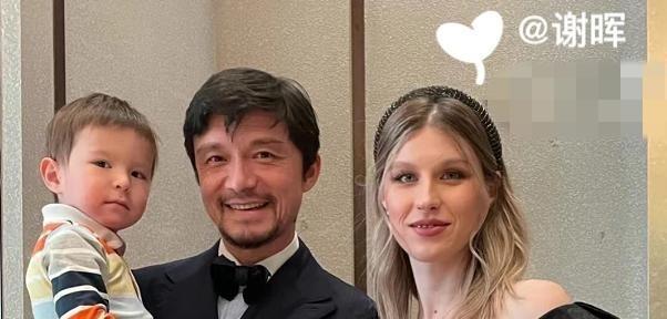 前国脚谢晖晒照二婚洋老婆穿旗袍秀水蛇腰混血儿子和爷爷好像