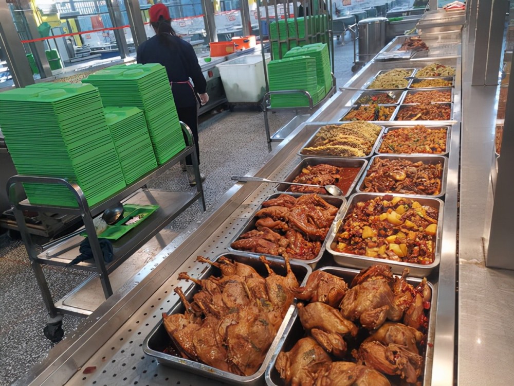 十余道硬菜随便选郑州富士康为数万值守员工推出春节特供餐