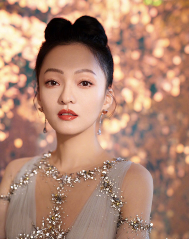 张韶涵盛世美颜,精致的像个"瓷娃娃"