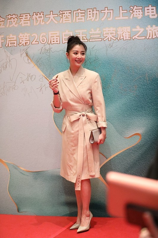 殷桃状态好似少女,纯色大衣配高跟鞋好显气质,成熟妩媚好迷人_腾讯