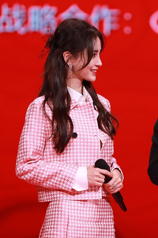 杨颖离婚后丝毫不影响气质感,身穿粉色千鸟格小西服,好有少女感