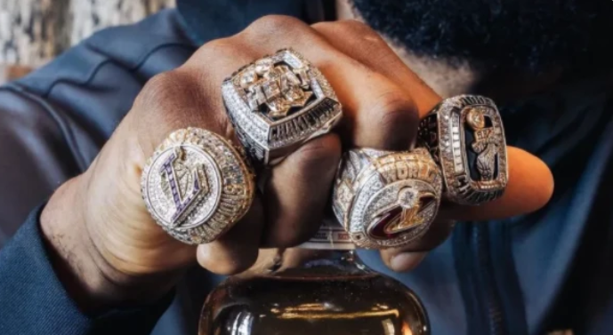 詹姆斯绝对想要在退役前再拿一个总冠军,他可能需要离开湖人才有机会